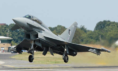 Máy bay chiến đấu Typhoon của châu Âu, do 4 nước gồm Đức, Italia, Tây Ban Nha và Anh hợp tác nghiên cứu chế tạo.